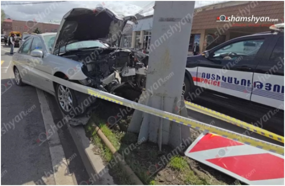 Աբովյանում «Mercedes»-ը բախվել է երկաթե սյանը